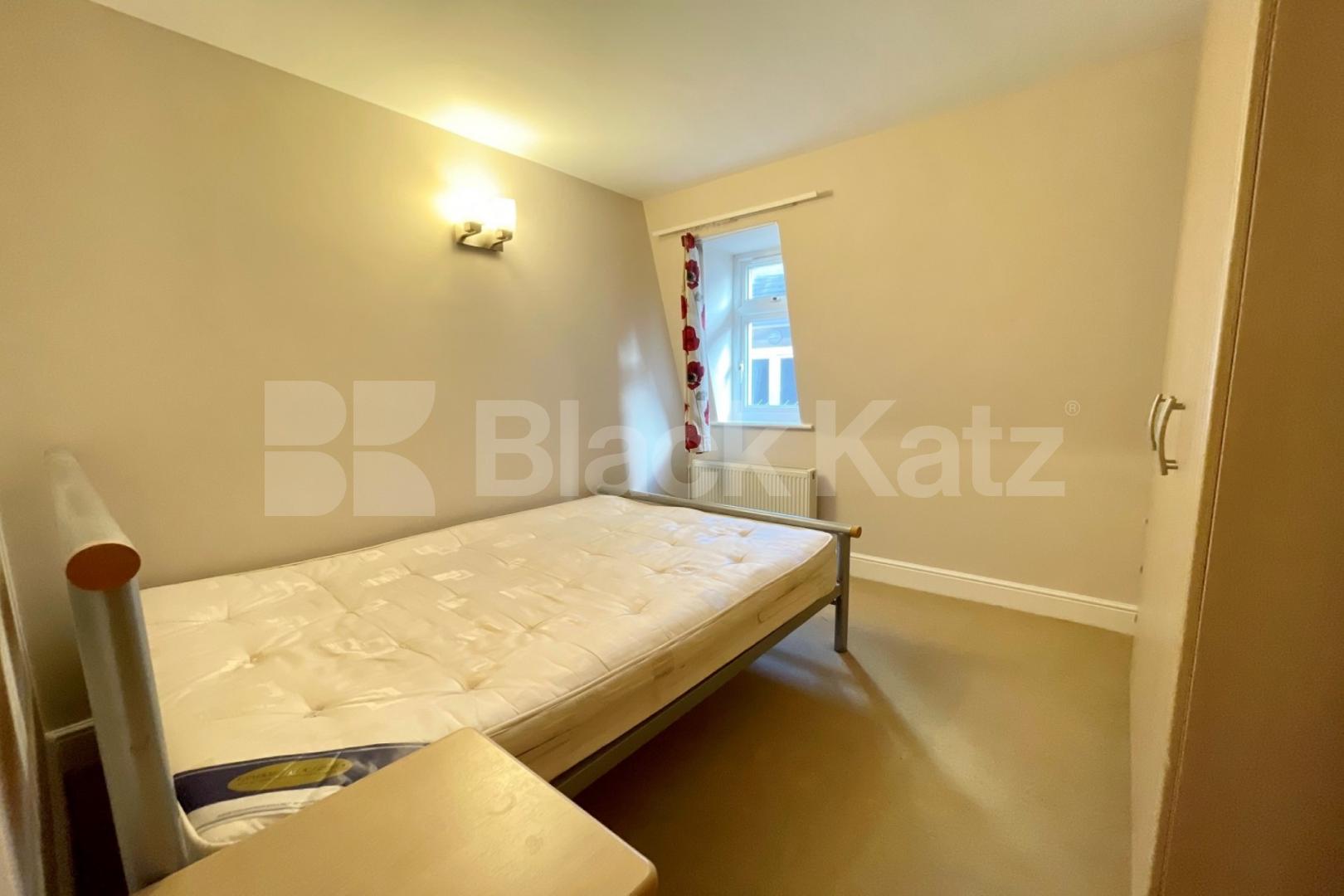 Bright & airy top floor four bedroomed apartment with two bathrooms Farnan Road  - Farnan Lodge, Streatham